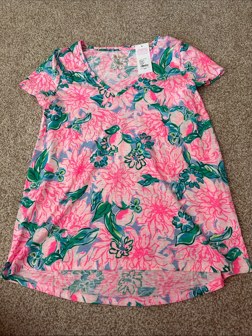 Lilly Pulitzer Pink Floral Etta V‑Neck Short Sleeve Top. Sz small